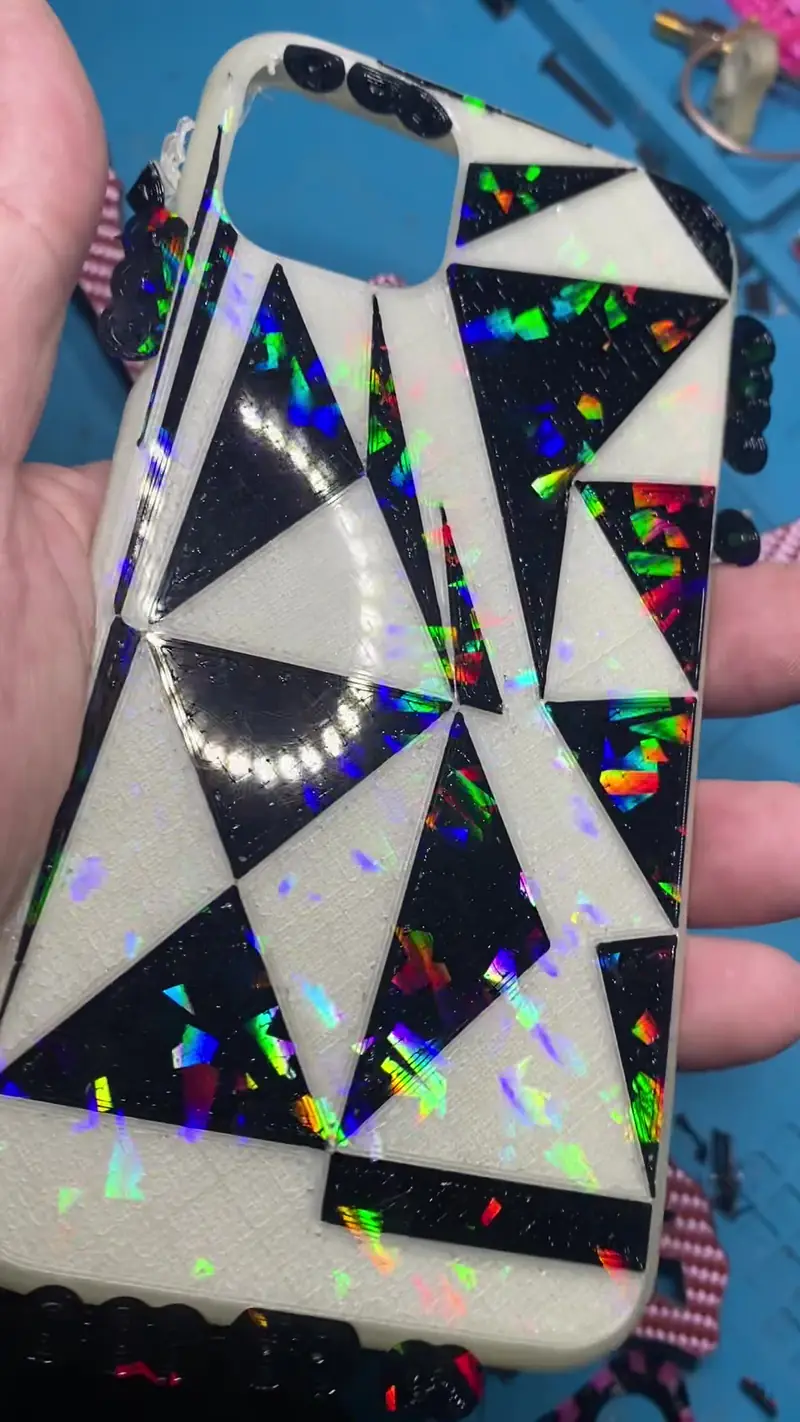 Coque géométrique blanche et noire à éclats holographiques