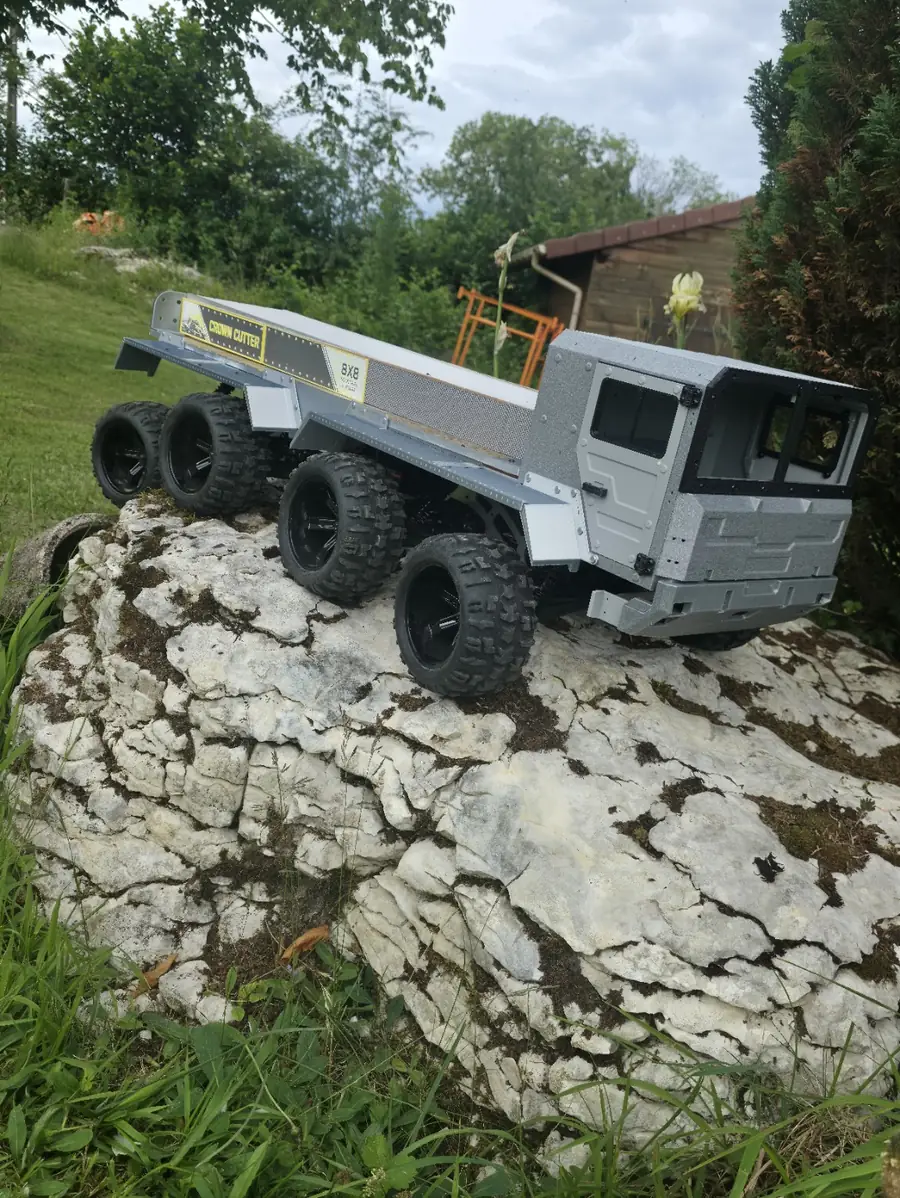 Crawler 8x8 modélisme sur un rocher
