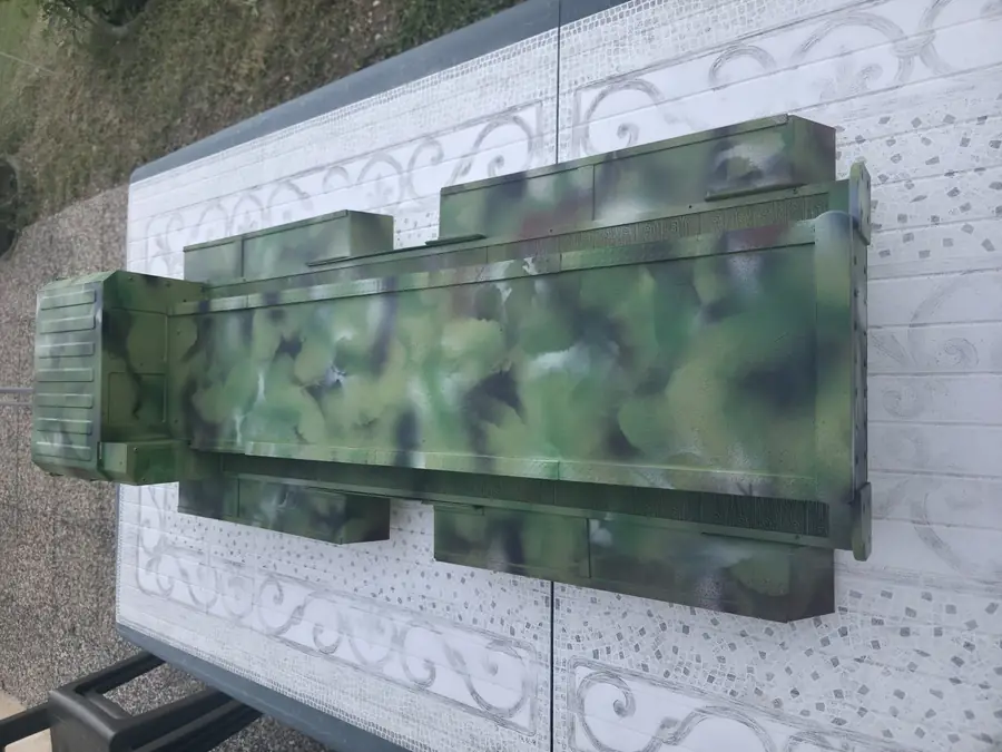 Peinture camouflage en cours sur une carrosserie 8x8