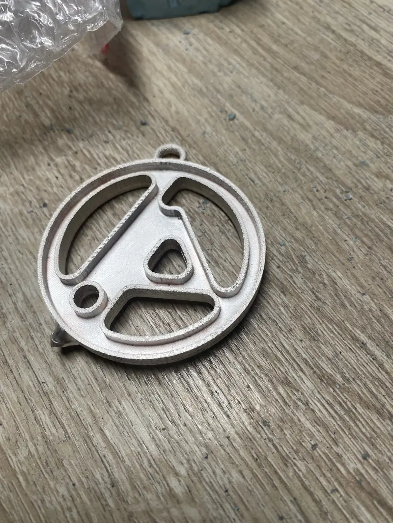 Pendentif métallique brut avant polissage