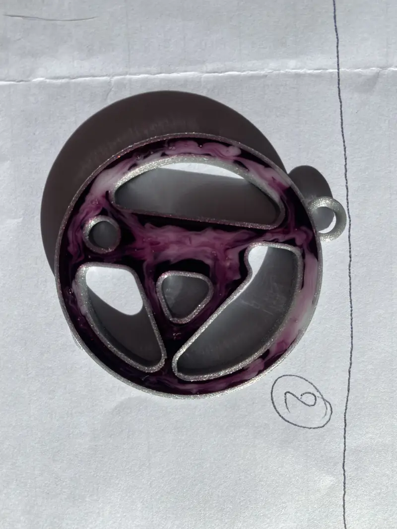 Pendentif avec résine marbrée rose et violette