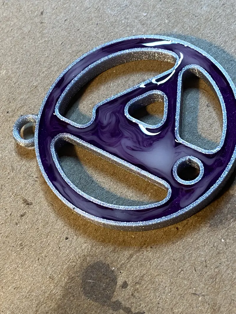 Pendentif avec résine marbrée violette