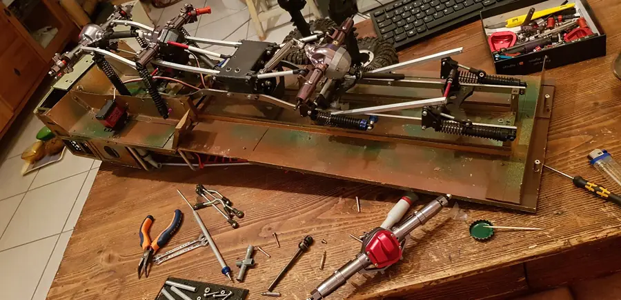 Châssis de crawler RC entièrement démonté pour révision