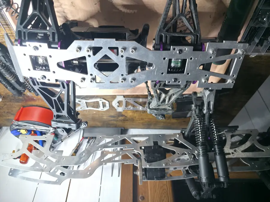 Bras de suspension et triangles en aluminium usiné pour crawler RC