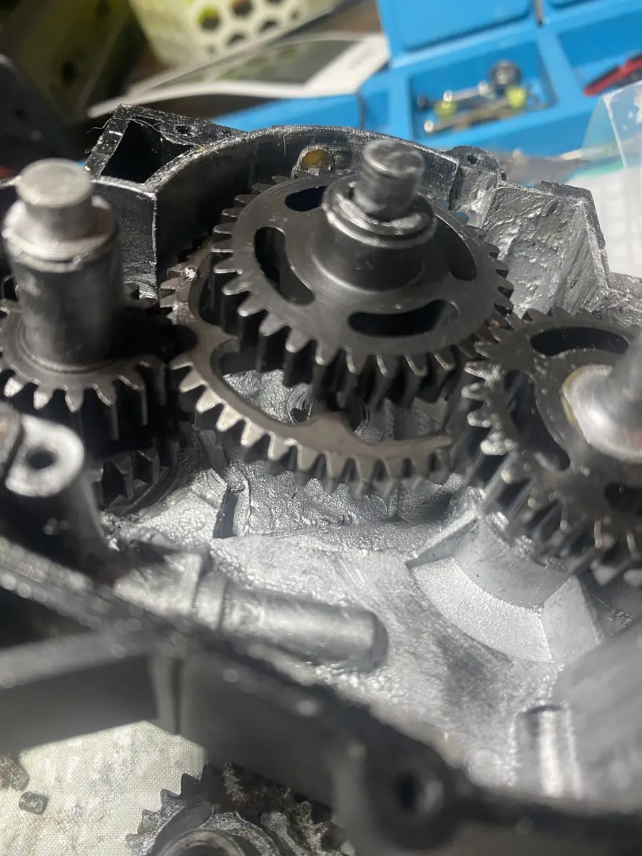 Réparation d'une boîte de vitesse de crawler RC, engrenages démontés