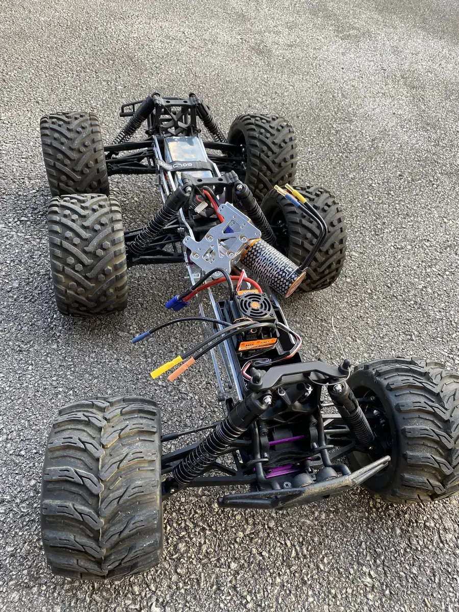 Châssis monster truck RC avec moteur brushless et électronique installée